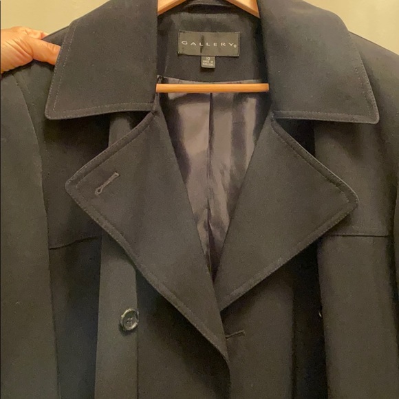 Gallery Black Coat - Picture 2 of 3